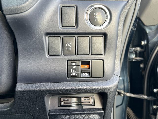 TOYOTA VOXY 4WD 2015