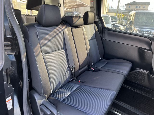 TOYOTA VOXY 4WD 2015