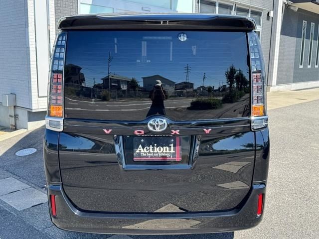 TOYOTA VOXY HYBRID 2015