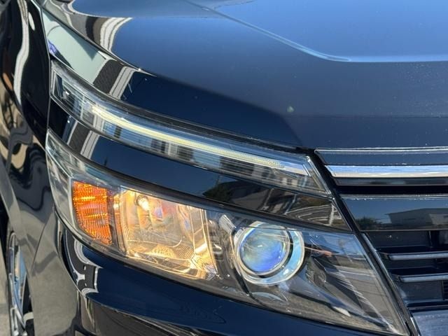 TOYOTA VOXY HYBRID 2015