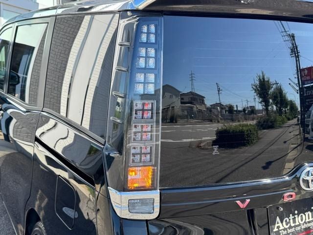 TOYOTA VOXY HYBRID 2015