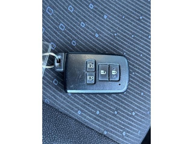 TOYOTA VOXY HYBRID 2015