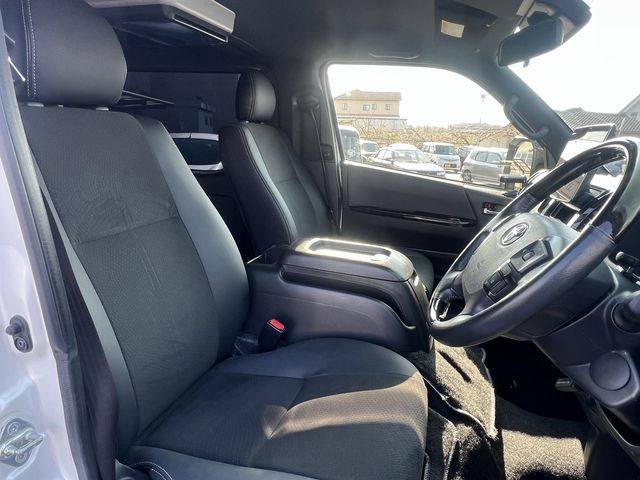 TOYOTA HIACE van 4WD 2022