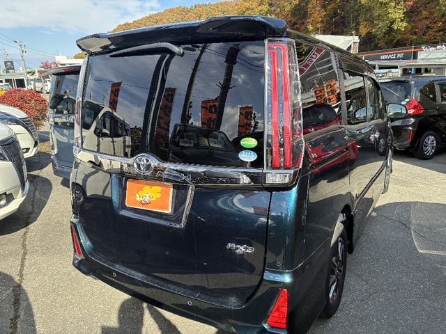 TOYOTA NOAH 4WD 2019