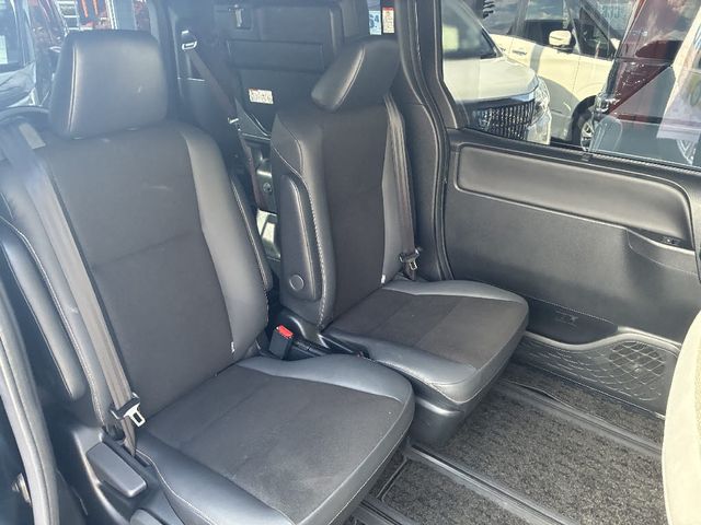 TOYOTA NOAH 4WD 2019