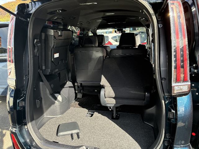 TOYOTA NOAH 4WD 2019