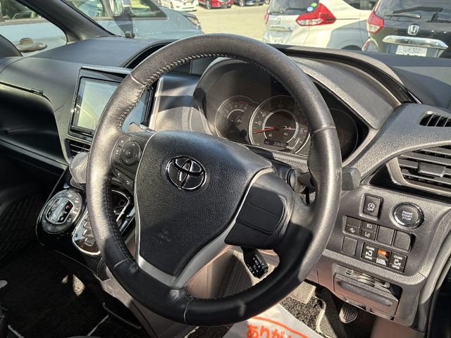 TOYOTA NOAH 4WD 2019