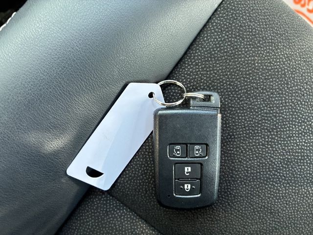 TOYOTA NOAH 4WD 2019