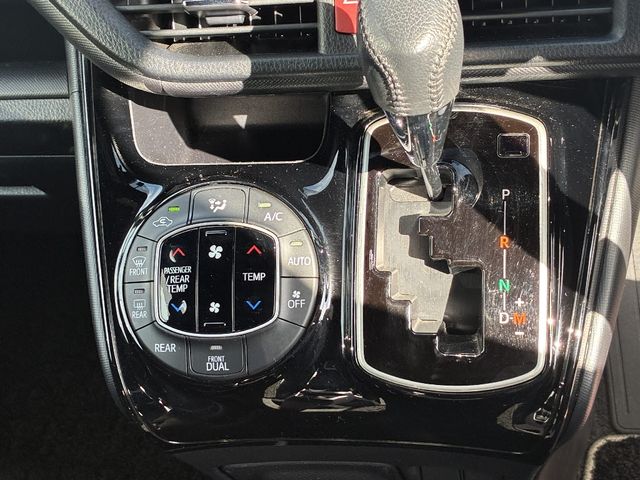 TOYOTA NOAH 4WD 2019