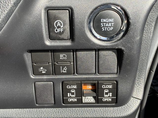 TOYOTA NOAH 4WD 2019