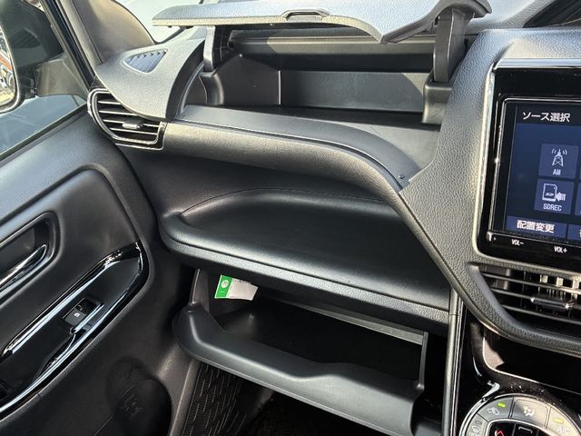 TOYOTA NOAH 4WD 2019