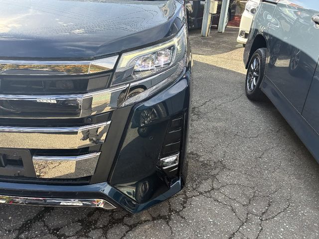 TOYOTA NOAH 4WD 2019