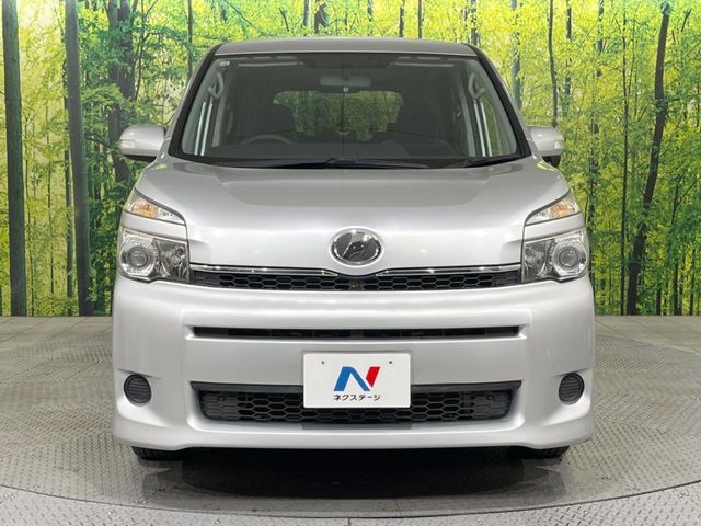 TOYOTA VOXY 2013