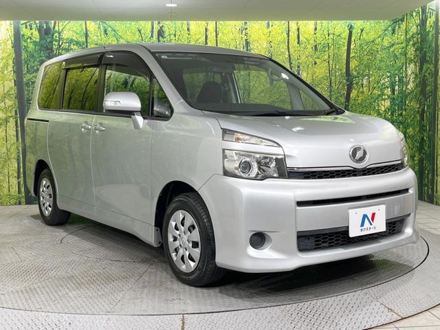 TOYOTA VOXY 2013