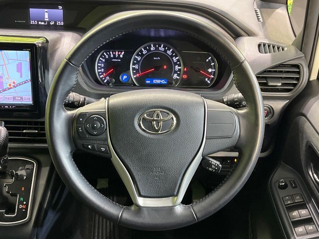 TOYOTA VOXY 2016