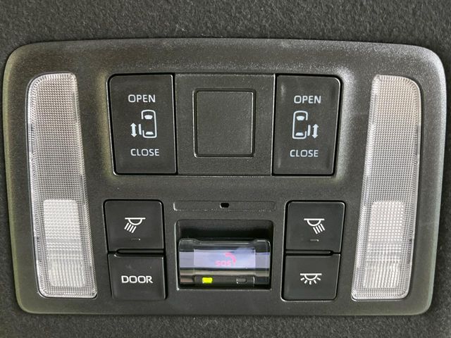 TOYOTA VOXY HYBRID 2025