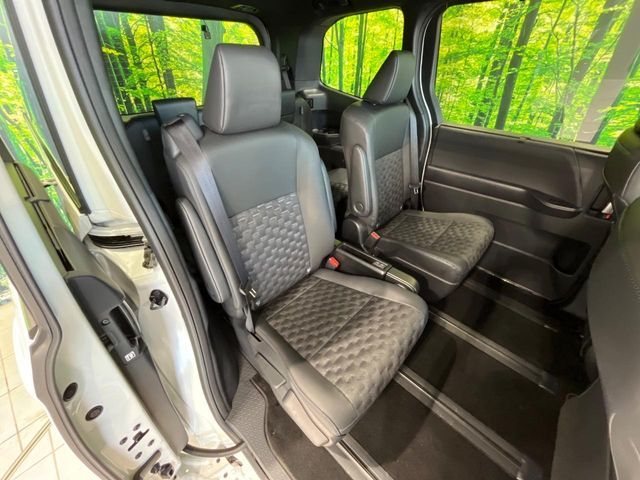 TOYOTA VOXY HYBRID 2025