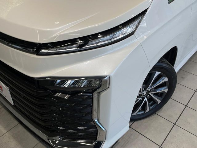 TOYOTA VOXY HYBRID 2025