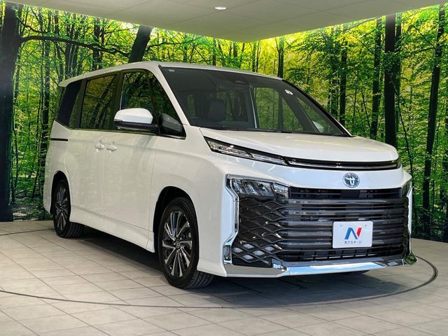 TOYOTA VOXY HYBRID 2025