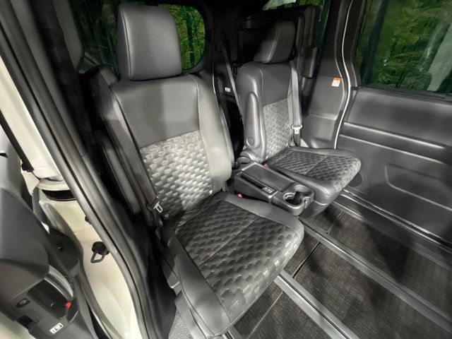 TOYOTA VOXY HYBRID 2025