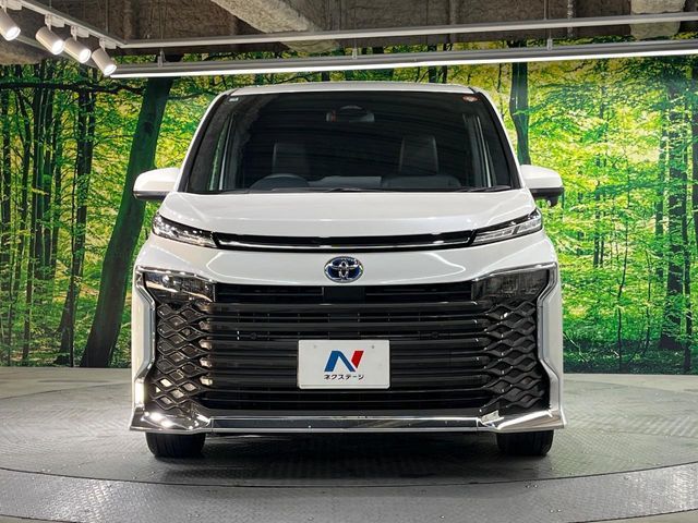 TOYOTA VOXY HYBRID 2025