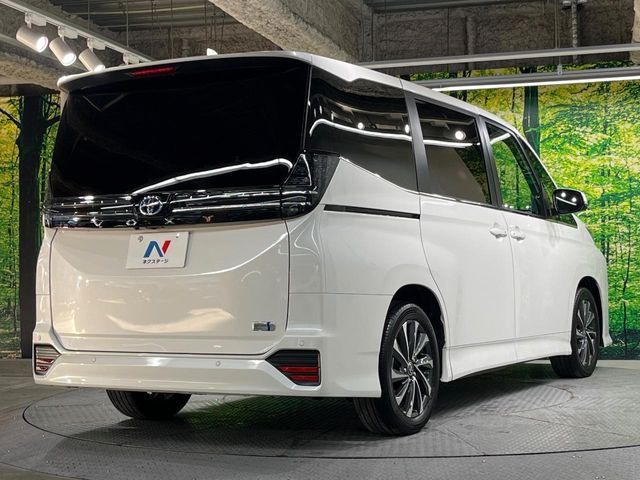 TOYOTA VOXY HYBRID 2025