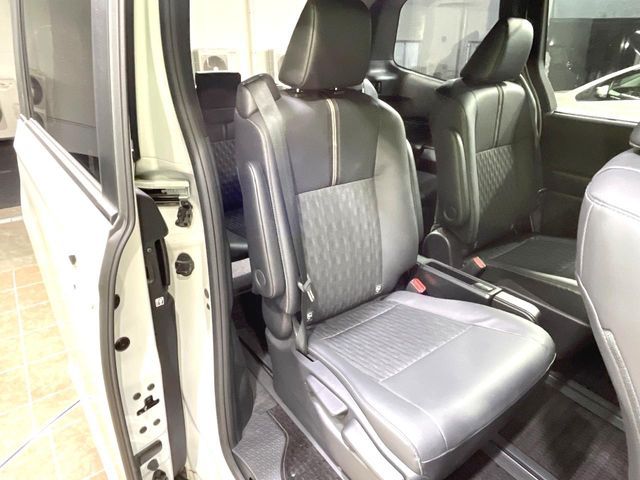 TOYOTA NOAH HYBRID 2022