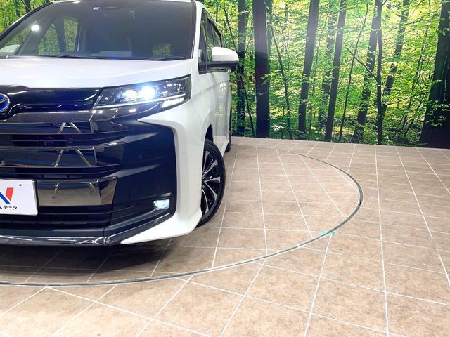 TOYOTA NOAH HYBRID 2022