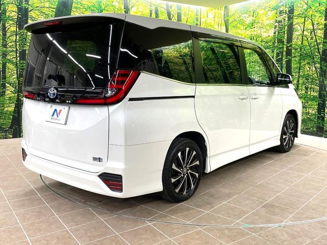 TOYOTA NOAH HYBRID 2022