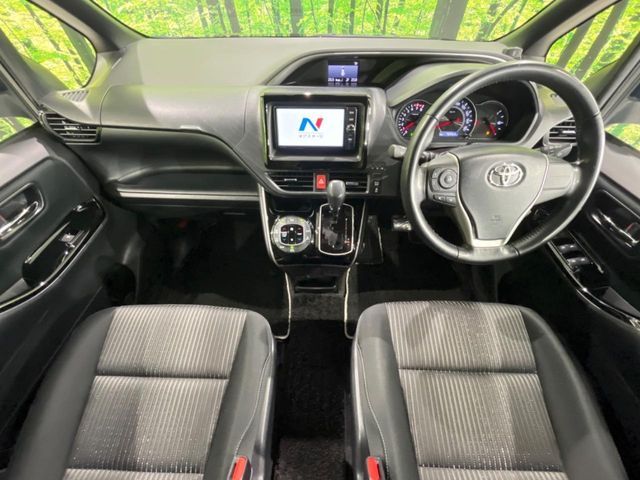 TOYOTA VOXY 4WD 2017
