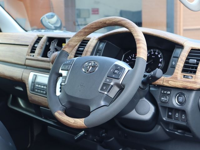 TOYOTA HIACE van 4WD 2025