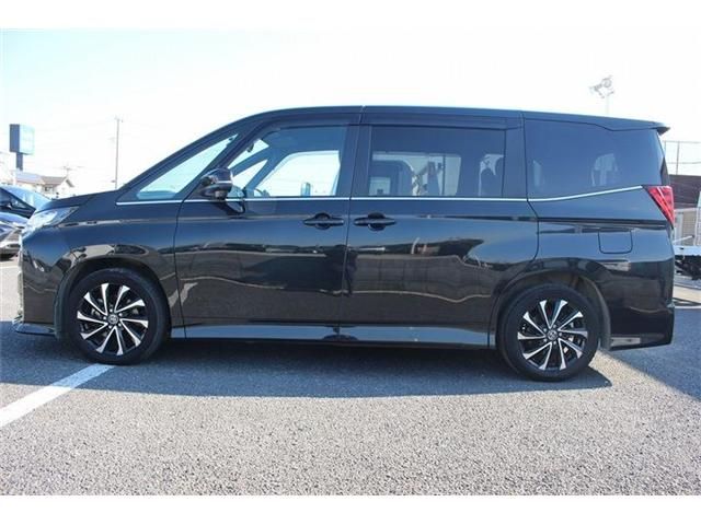 TOYOTA NOAH HYBRID 2023