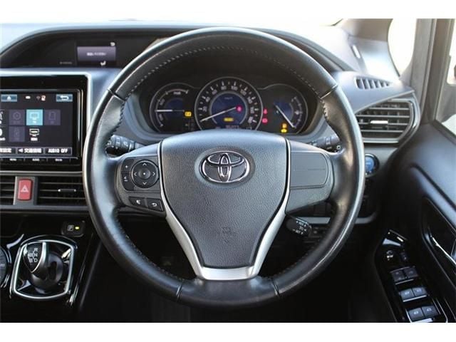 TOYOTA NOAH HYBRID 2018