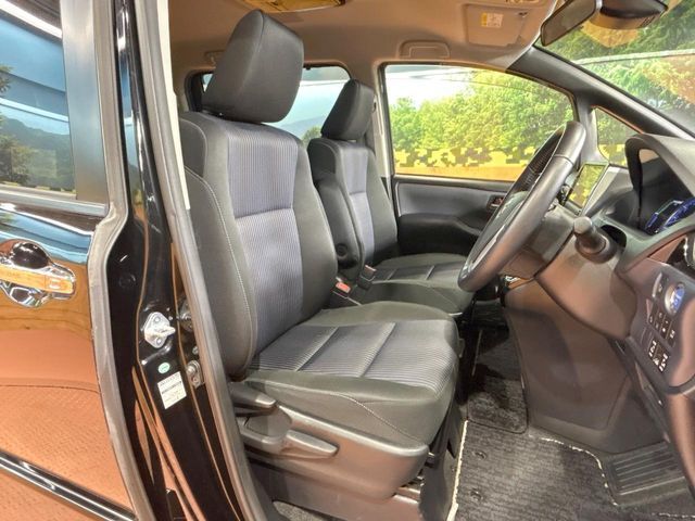 TOYOTA VOXY HYBRID 2016