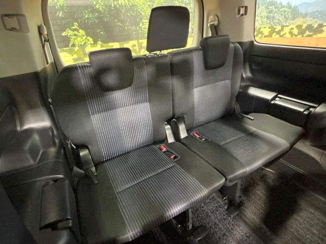 TOYOTA VOXY HYBRID 2016