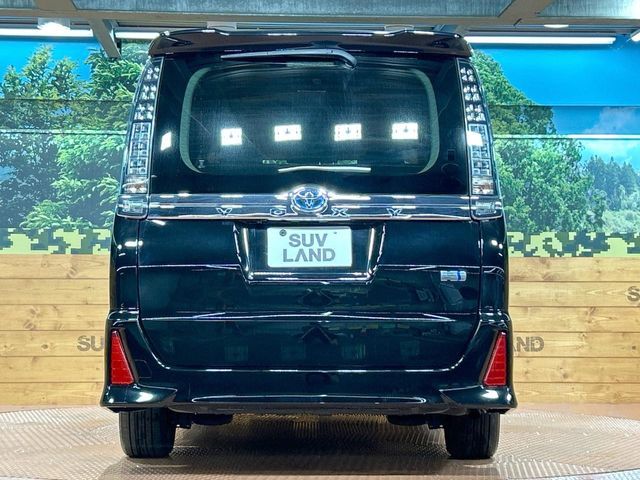 TOYOTA VOXY HYBRID 2016