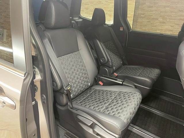 TOYOTA VOXY HYBRID 4WD 2022