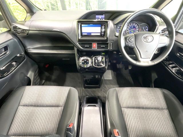 TOYOTA VOXY HYBRID 2017