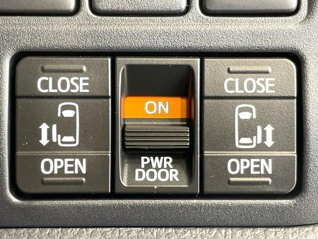 TOYOTA VOXY HYBRID 2017