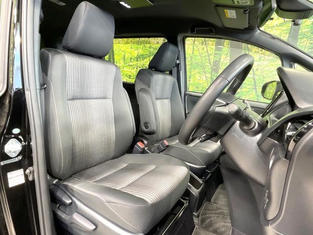 TOYOTA VOXY HYBRID 2017