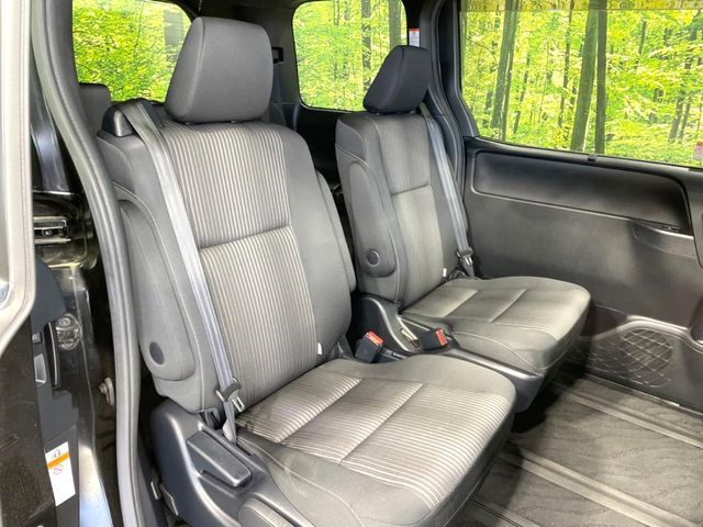 TOYOTA VOXY HYBRID 2017