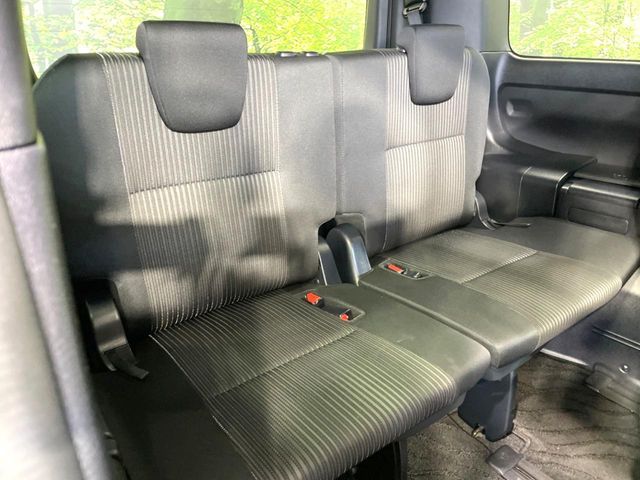 TOYOTA VOXY HYBRID 2017