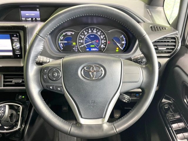 TOYOTA VOXY HYBRID 2017