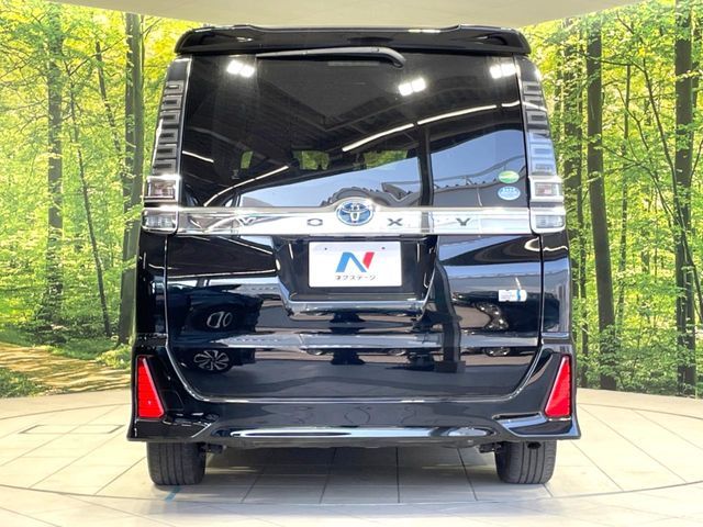 TOYOTA VOXY HYBRID 2017