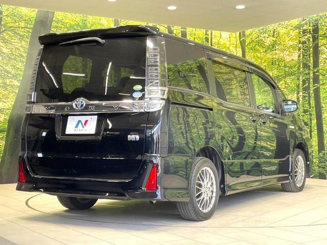 TOYOTA VOXY HYBRID 2017