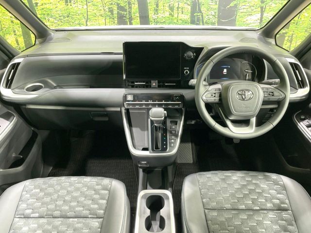 TOYOTA VOXY HYBRID 2023