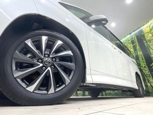 TOYOTA VOXY HYBRID 2023