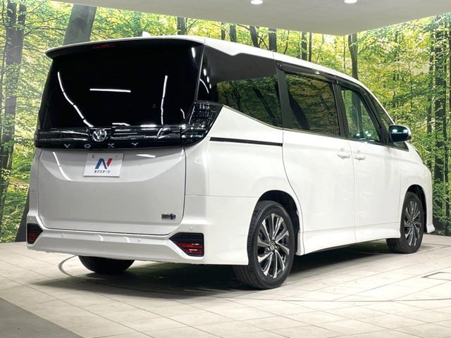 TOYOTA VOXY HYBRID 2023