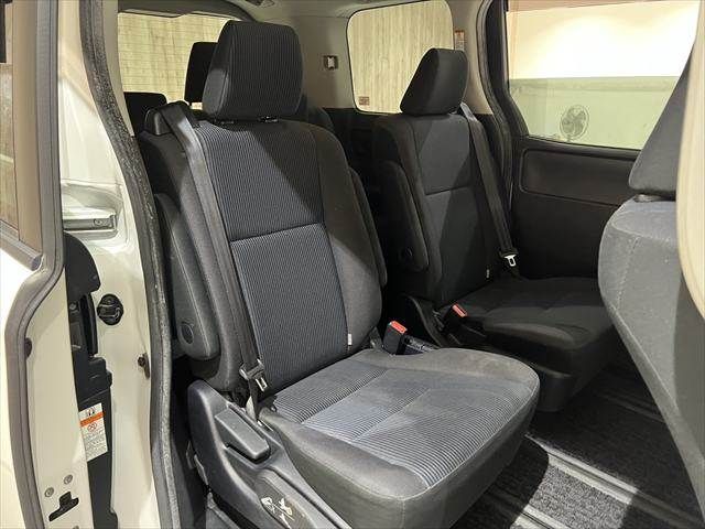 TOYOTA NOAH HYBRID 2016