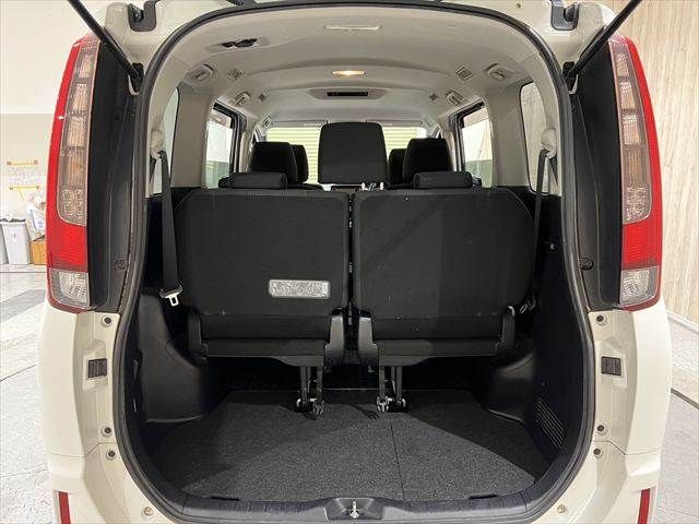 TOYOTA NOAH HYBRID 2016